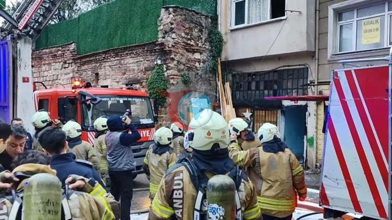 Fatihte 3 katlı binada yangın çıktı: 1 ölü
