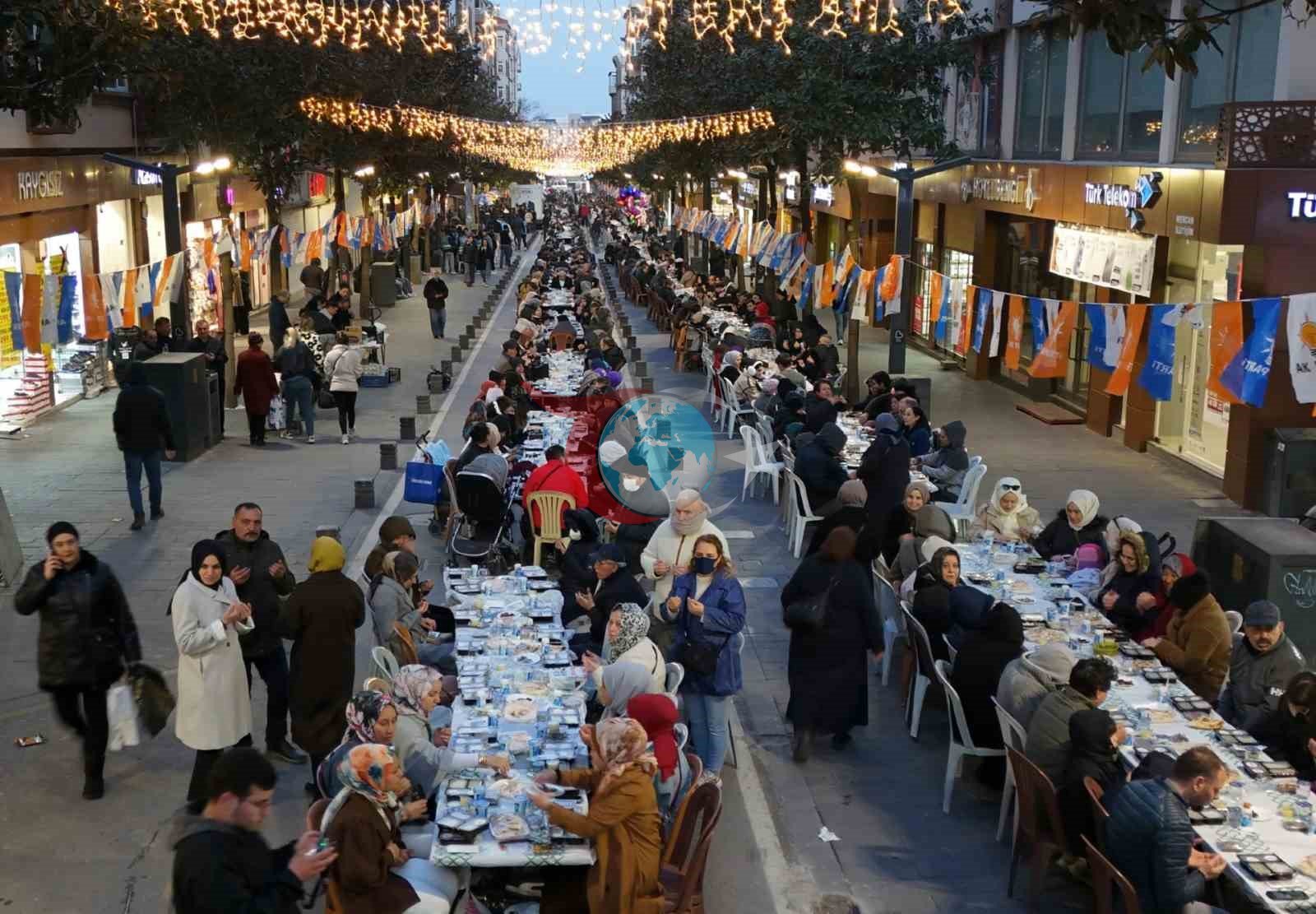 Balıkesir’de 10 bin kişi caddede iftarda buluştu