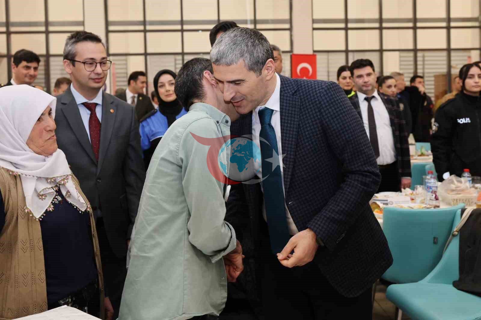 Polislerden özel bireye unutamayacağı doğum günü sürprizi