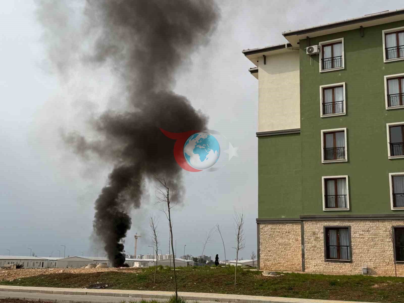 Deprem konutları yakınında yakılan ateş paniğe neden oldu