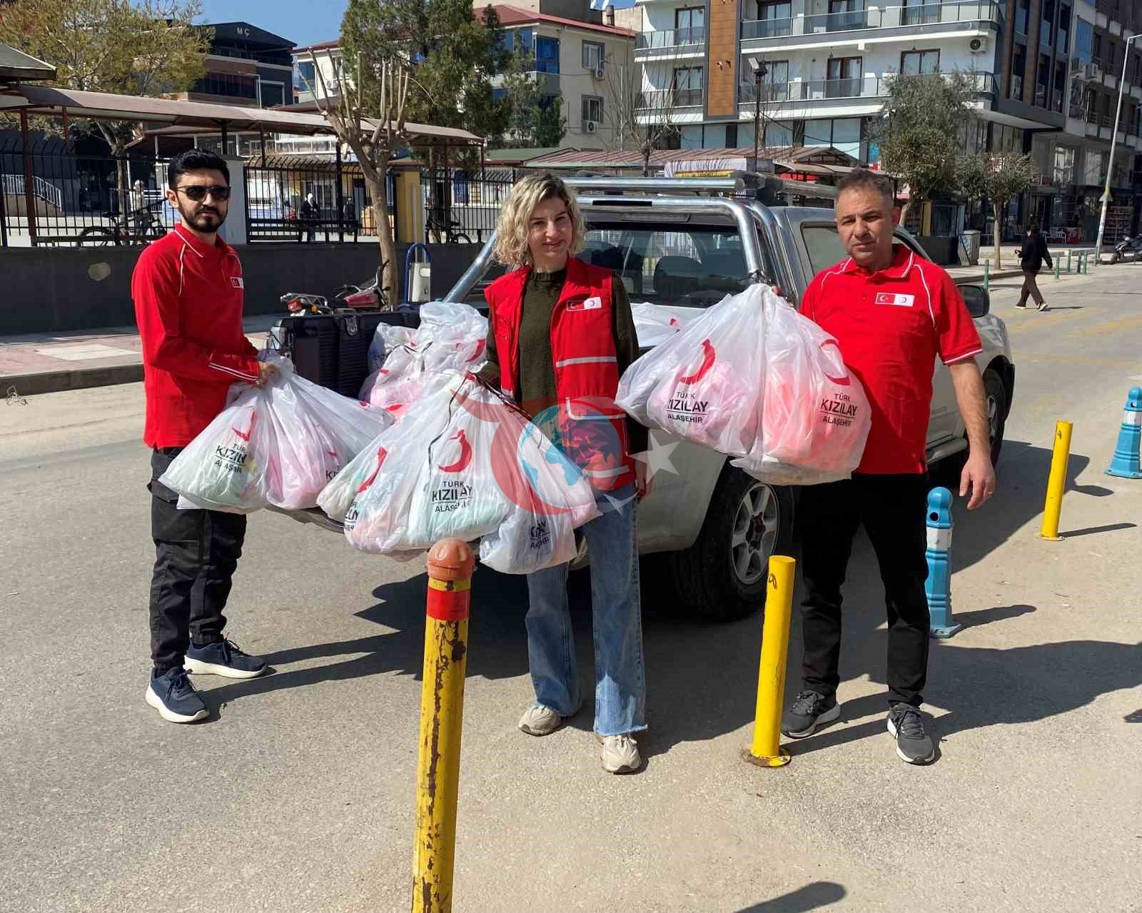 Alaşehir&rsquo;de Kızılay&rsquo;dan çocuklara bayram hediyesi