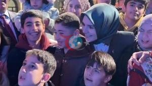 Bakan Göktaş, çocuklarla birlikte Kabede Hacılar ilahisine eşlik etti