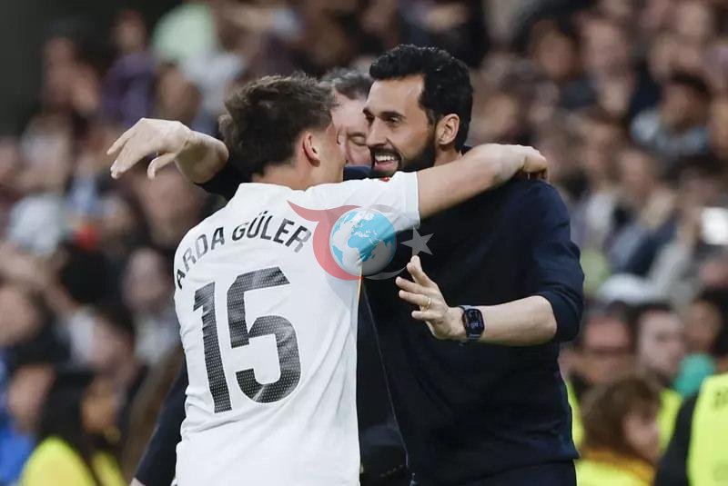 Arda Güler'in teknik direktörü Alvaro Arbeloa ile sevinci