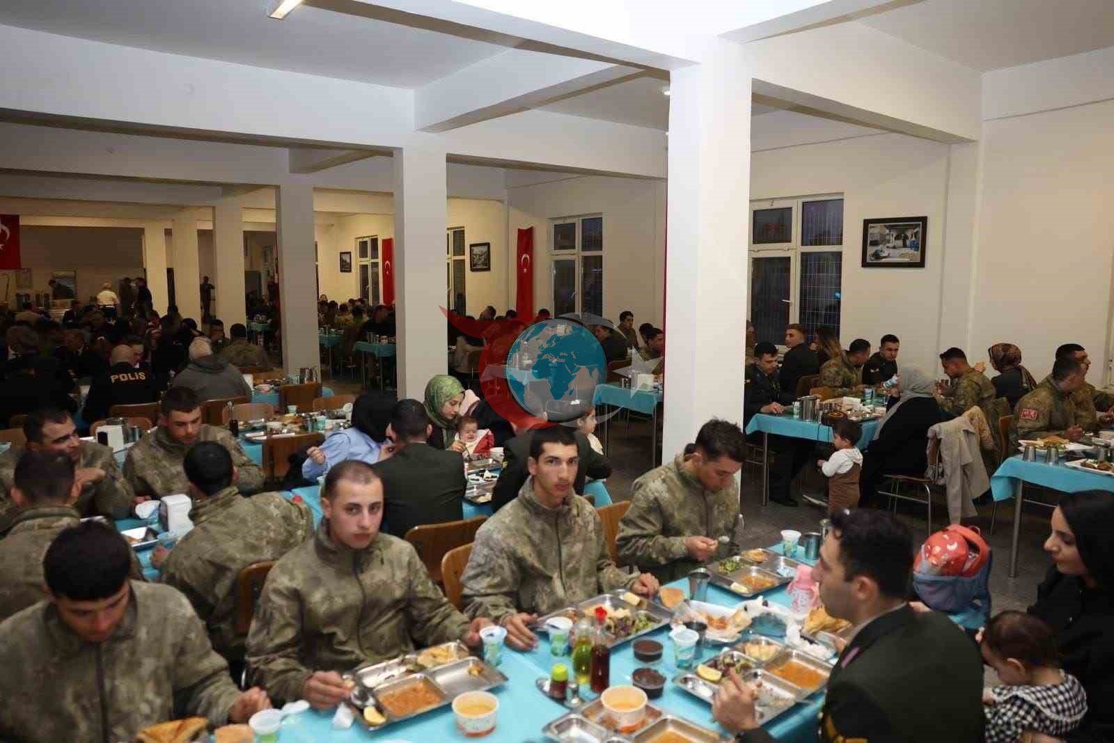 Gelibolu&rsquo;da şehit aileleri, gaziler ve askerlerle iftar yapıldı