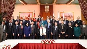Kurtulmuş, Milli Dayanışma, Kardeşlik ve Demokrasi Komisyonu üyeleriyle iftarda bir araya geldi