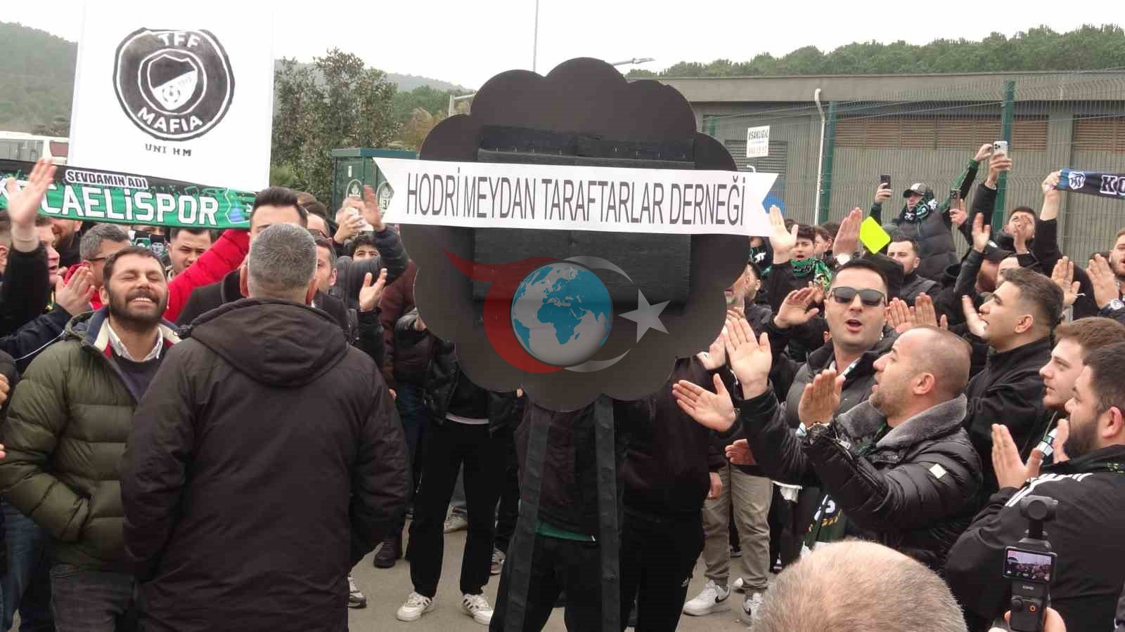 Kocaelispor Taraftarları TFF'ye Siyah Çelenk Bırakarak Tepki Gösterdi