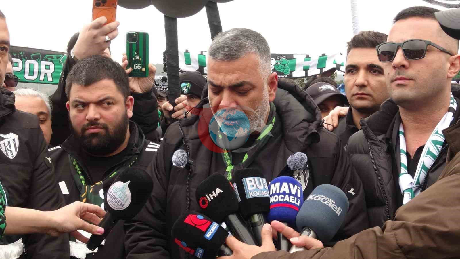 Kocaelispor taraftarları, TFF önüne siyah çelenk bıraktı
