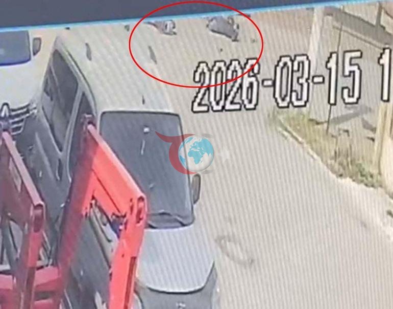 İki motosiklet çarpıştı, gençler yola savruldu Feci kaza kamerada