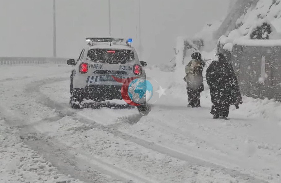 Kar Yağışı Nedeniyle Yolda Kalan Aile Emniyet Tarafından Kurtarıldı