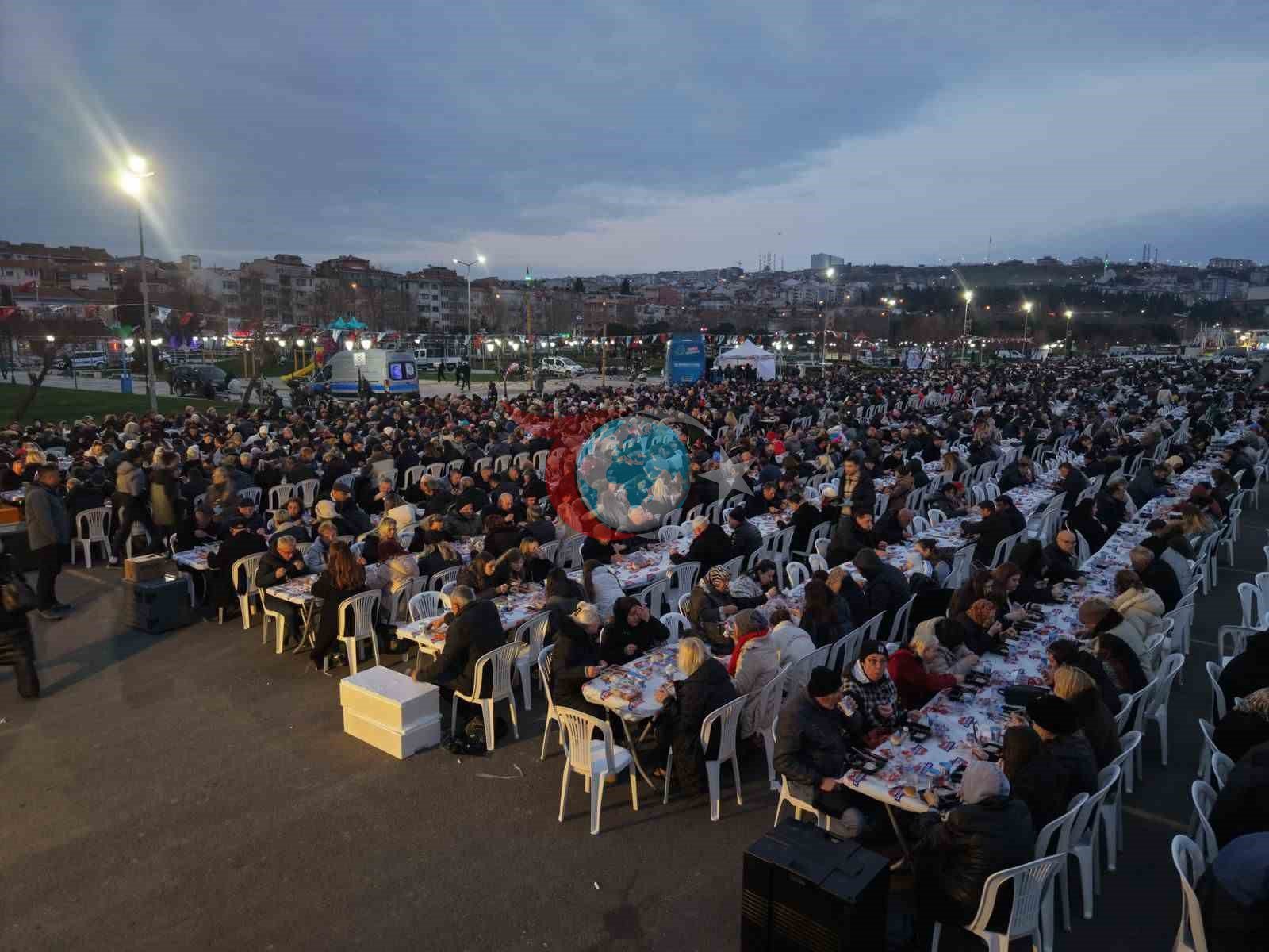 Tekirdağ’ın en büyük iftar sofrası: 8 bin kişi aynı anda orucunu açtı