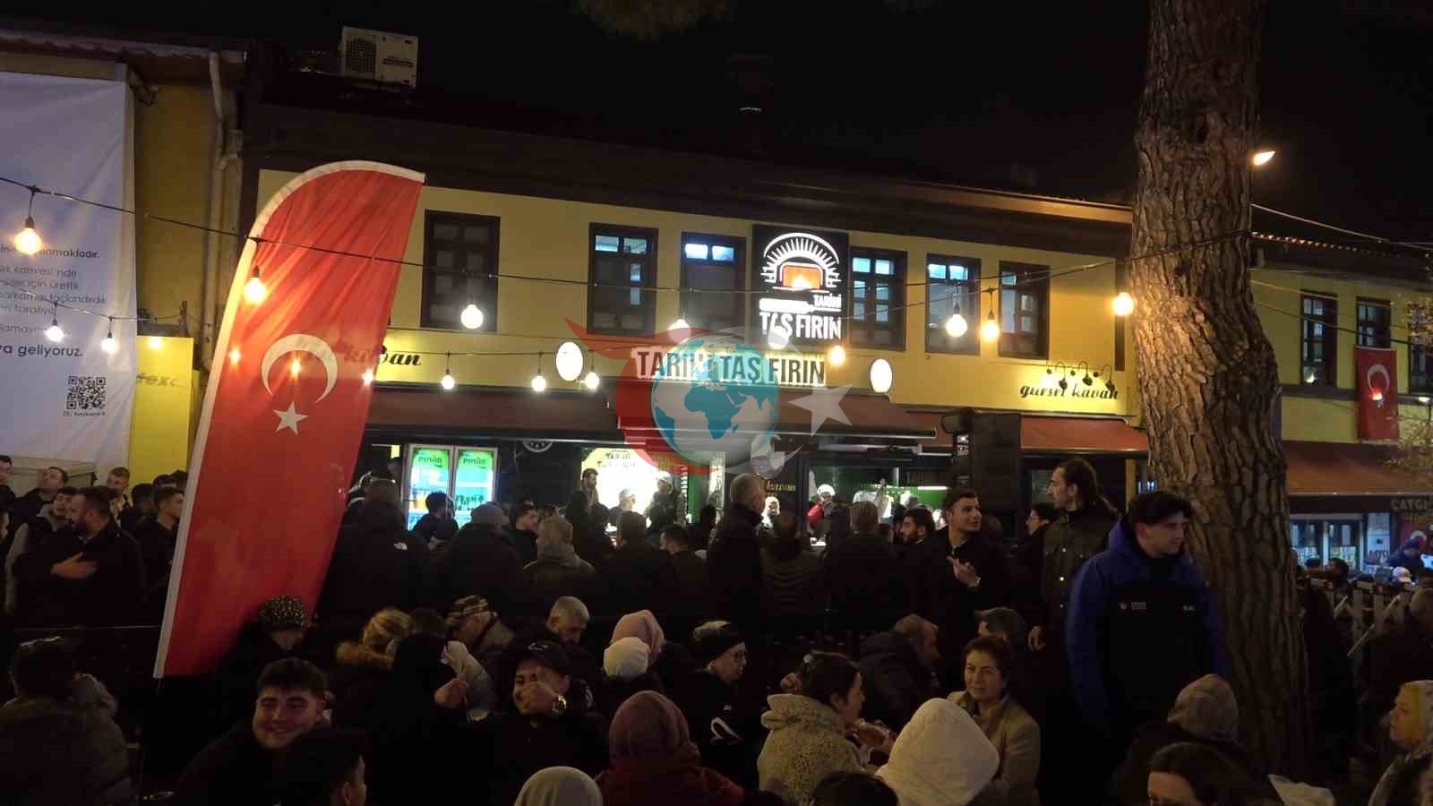 Başkan Bozbey sahurda vatandaşlarla buluştu, tarihi fırınlarda tahinli pide ve simit dağıttı