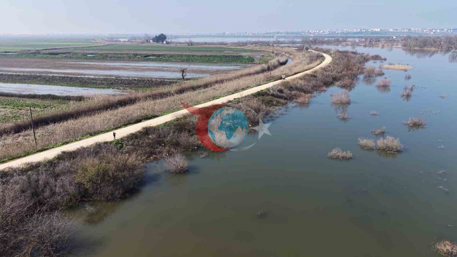 Karacabey çiftçisi yeni sezon ekimleri için suların çekilmesini bekliyor