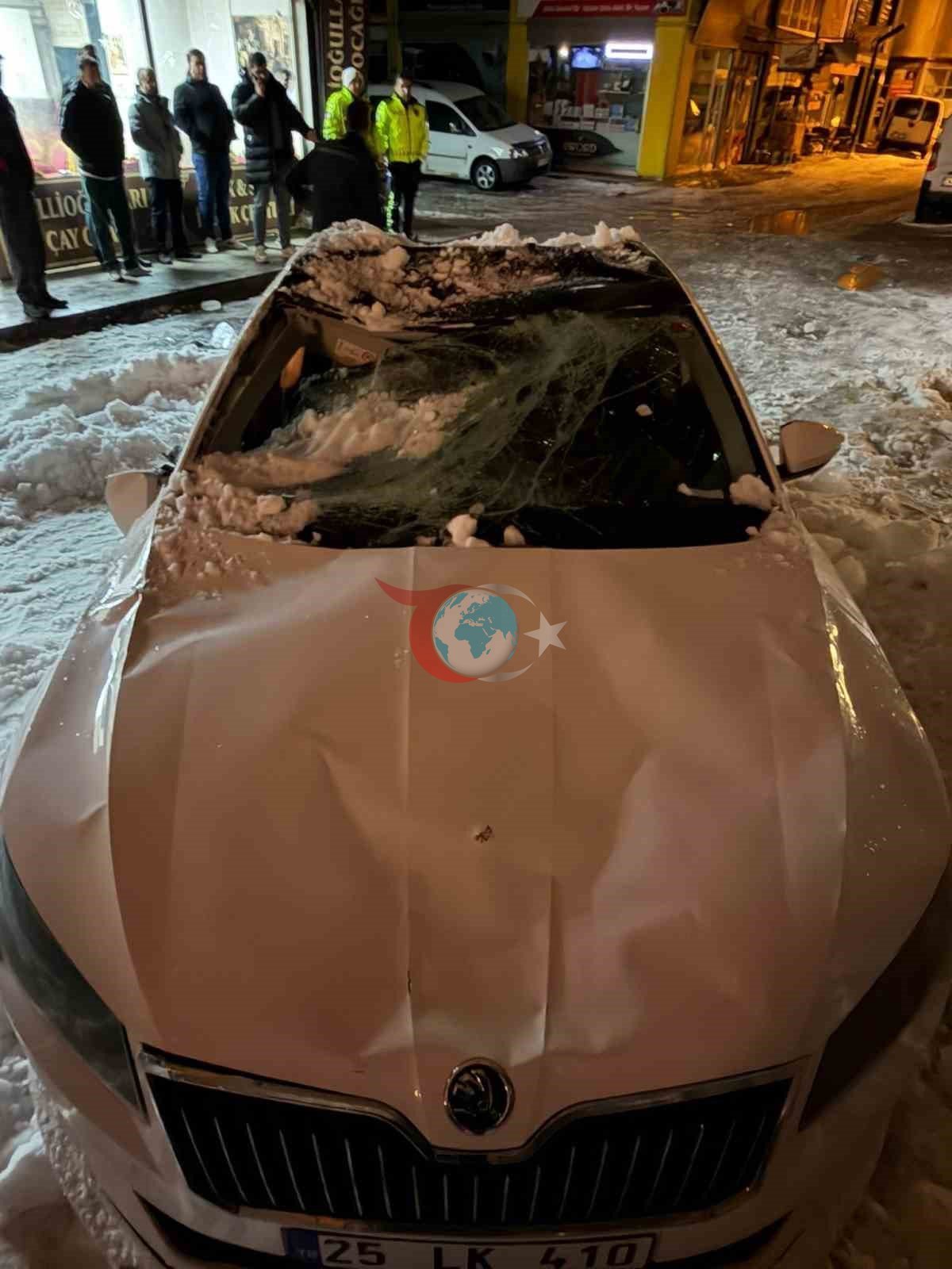 Çatıdan düşen kar kütlesi otomobili kullanılamaz hale getirdi