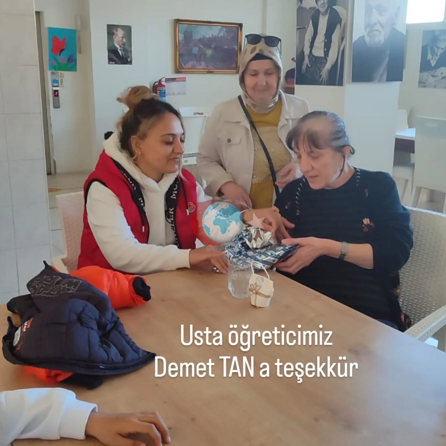 Burhaniye&rsquo;de huzurevindeki yaşlıları sevindirdiler
