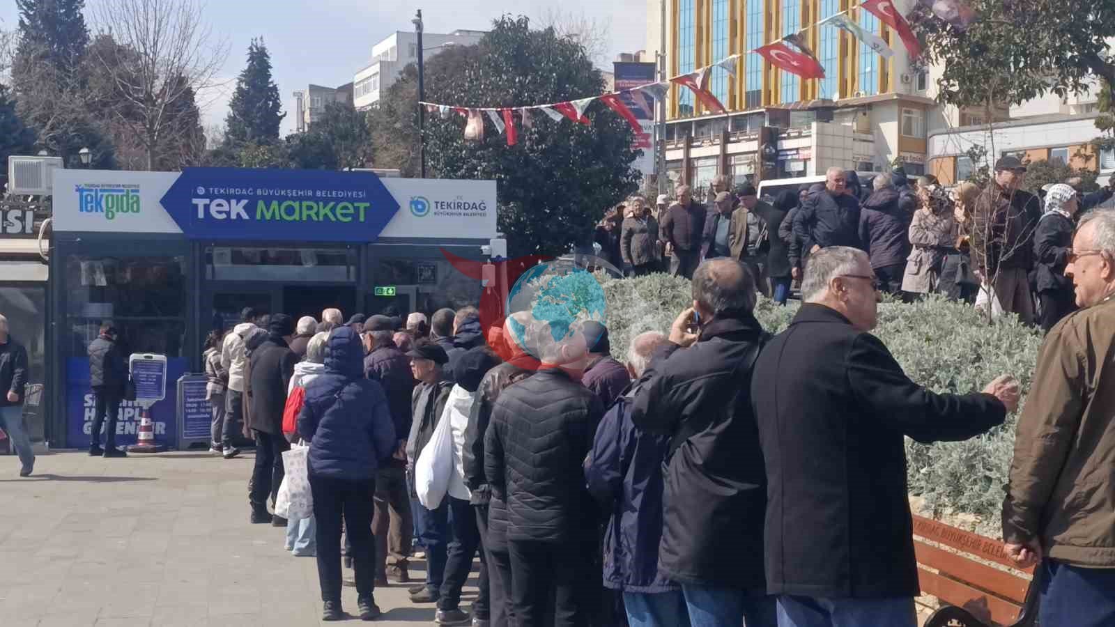 Tekirdağ&rsquo;da bayram alışverişi kuyruğu: Ucuz ete metrelerce sıra oluştu