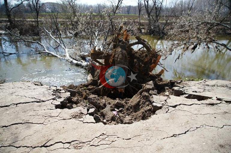 Edirne’de Tunca Nehri kıyısında korkutan toprak kayması 50 metrelik çatlaklar oluştu