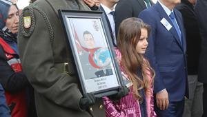 Nil, şehit babasını uğurladı Gözyaşları sel oldu