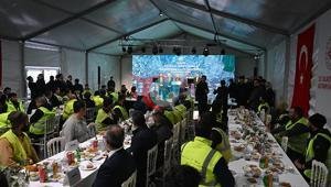 Bakan Uraloğlu Halkalı-Ispartakule Demiryolu Hattı şantiyesinde çalışanlarla iftar yaptı Bakan Uraloğlu Halkalı-Ispartakule Demiryolu Hattı şantiyesinde çalışanlarla iftar yaptı