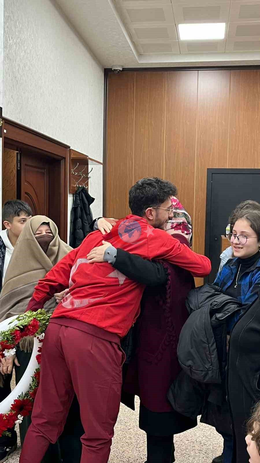 Milli sporcu Furkan Akar çiçeklerle karşılandı