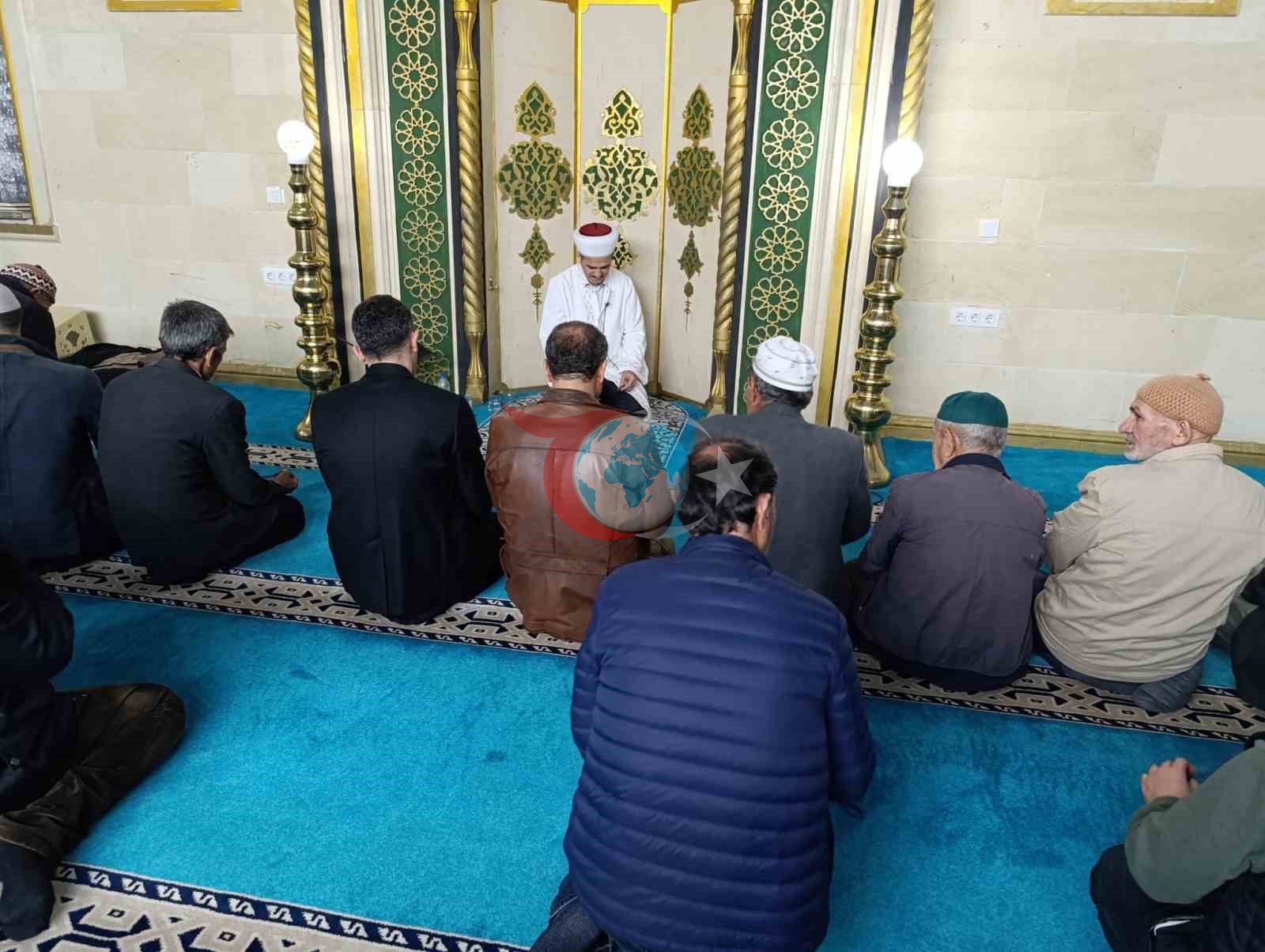 Selendi’de Kadir Gecesi’nde camiler dolup taştı