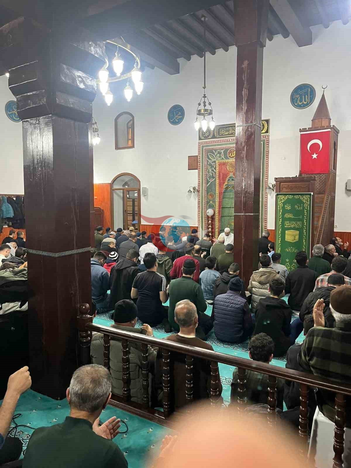 Tercanโda vatandaลlar Kadir Gecesiโnde camileri doldurdu