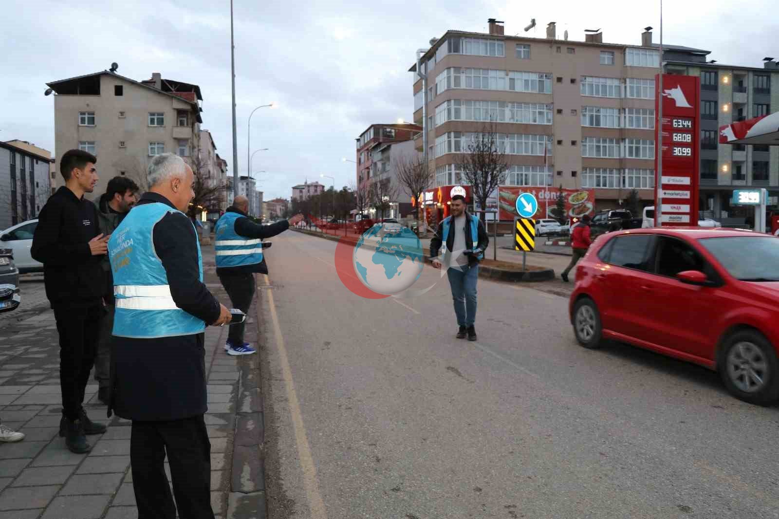 İftar vakti yolda olan sürücülere iftarlık dağıttılar