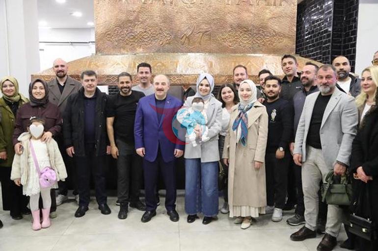 Ankara’da yürekleri ısıtan iftar Bir esnaf 100 çocuğu aynı sofrada buluştu