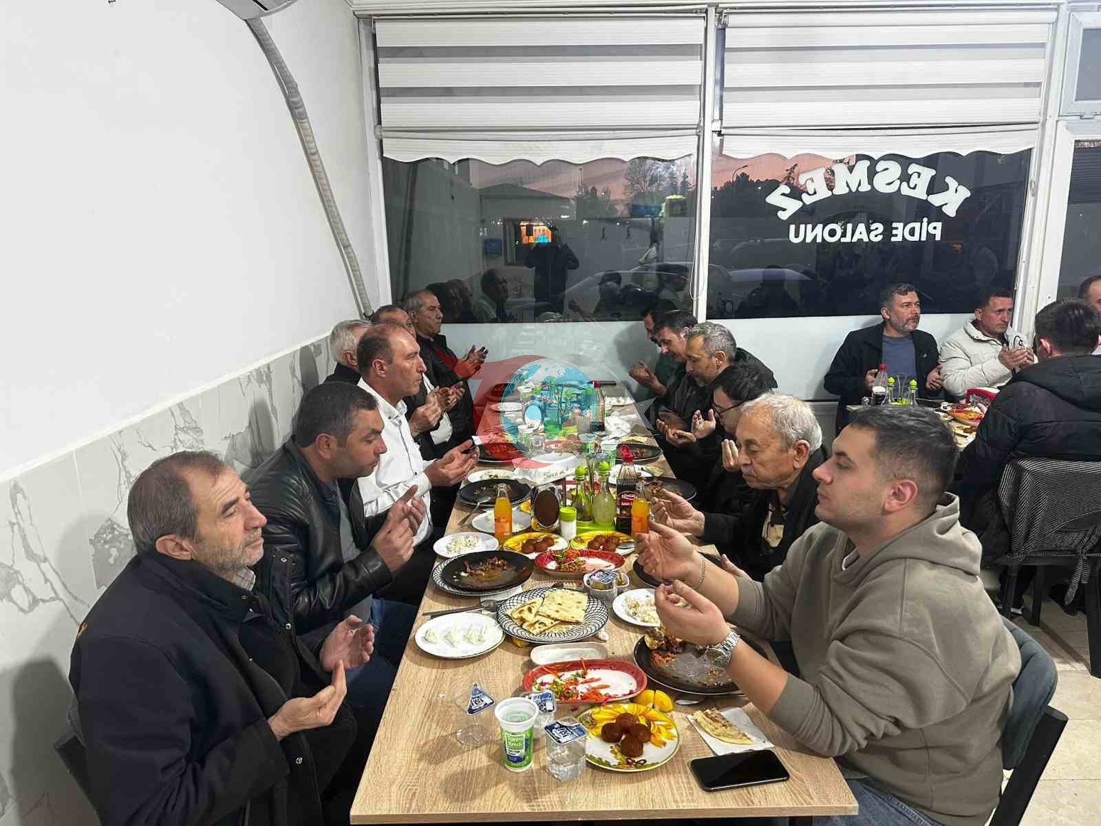 Çavdarhisar&rsquo;da kaymakam, muhtarlar ve protokol üyeleri iftarda bir araya geldi