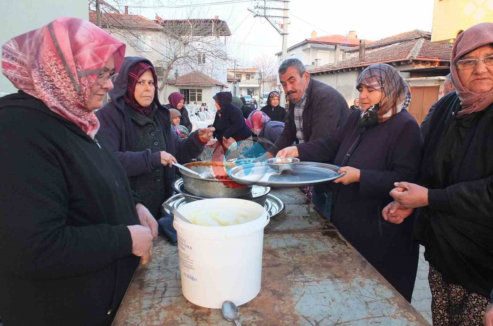 Balıkesir&rsquo;de geleneksel köy iftarı yüzlerce vatandaşı buluşturdu