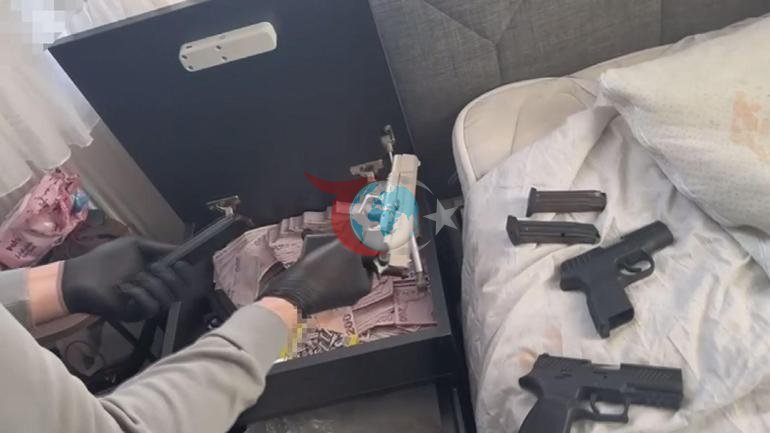 Maltepe’de evde gizli bölme Silah ve yüklü para ele geçirildi
