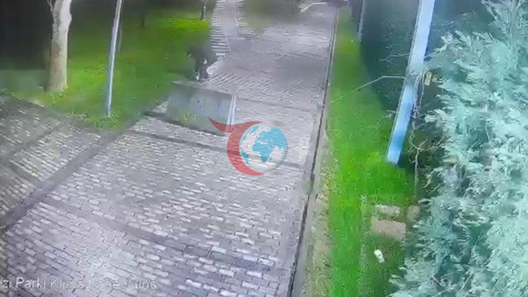 Parkta bulduğu telefonu cebine attı Kameraya yakalandı