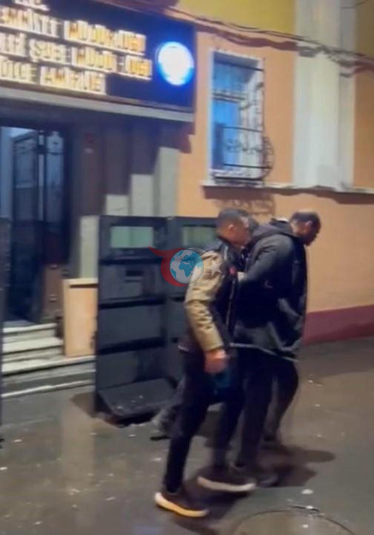 Parkta bulduğu telefonu cebine attı Kameraya yakalandı