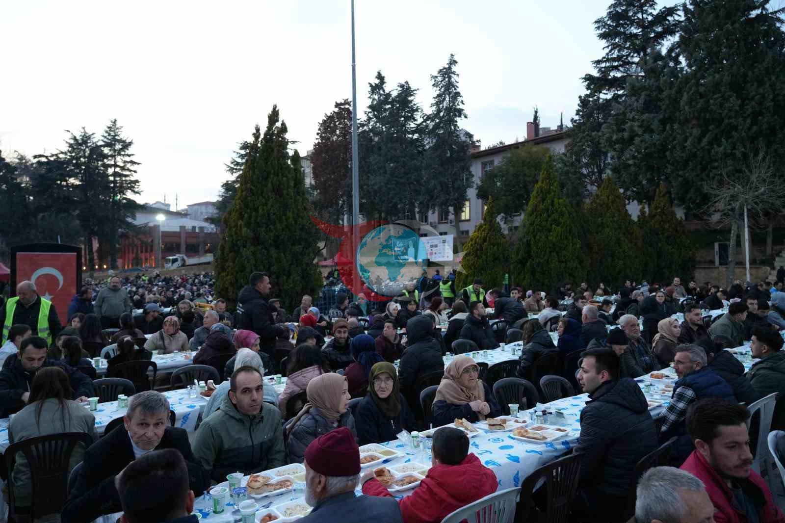Bilecikโte iftar sevinci Cumhuriyet Meydanฤฑโnda yaลandฤฑ