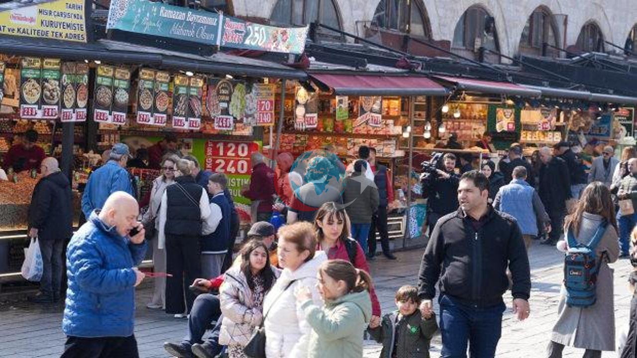 Eminönü'nde Bayram Yoğunluğu: Şeker ve Lokum Satışları Tavan Yaptı