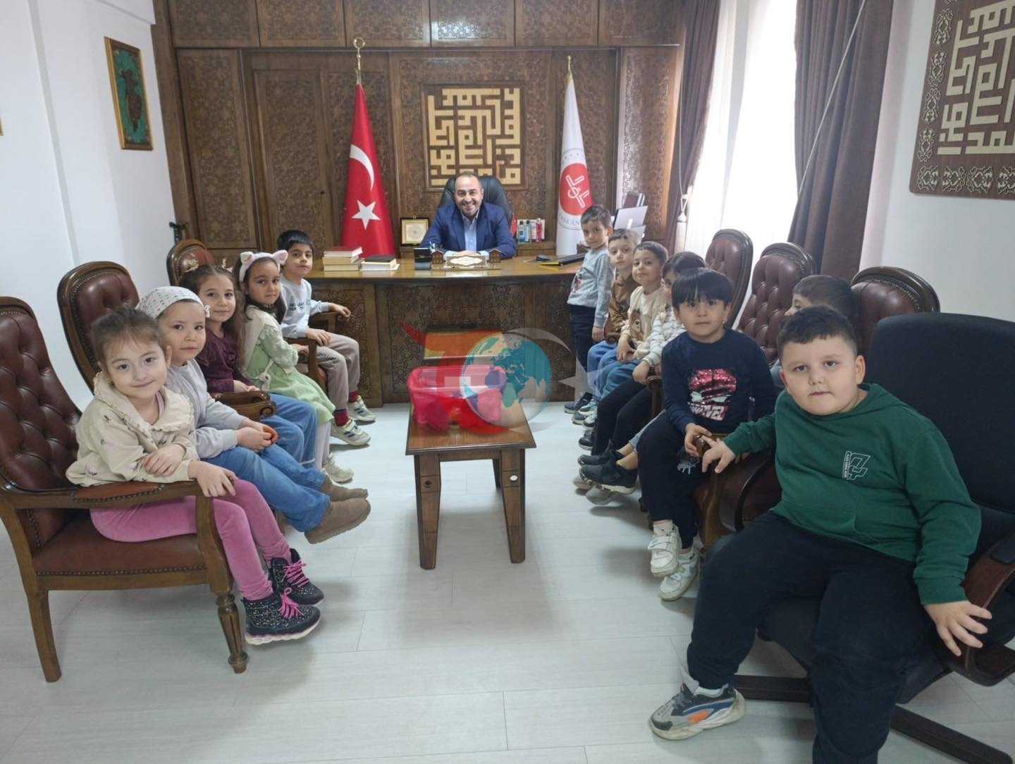 Kumbaradaki harçlıklarını ihtiyaç sahibi ailelere bağışladılar