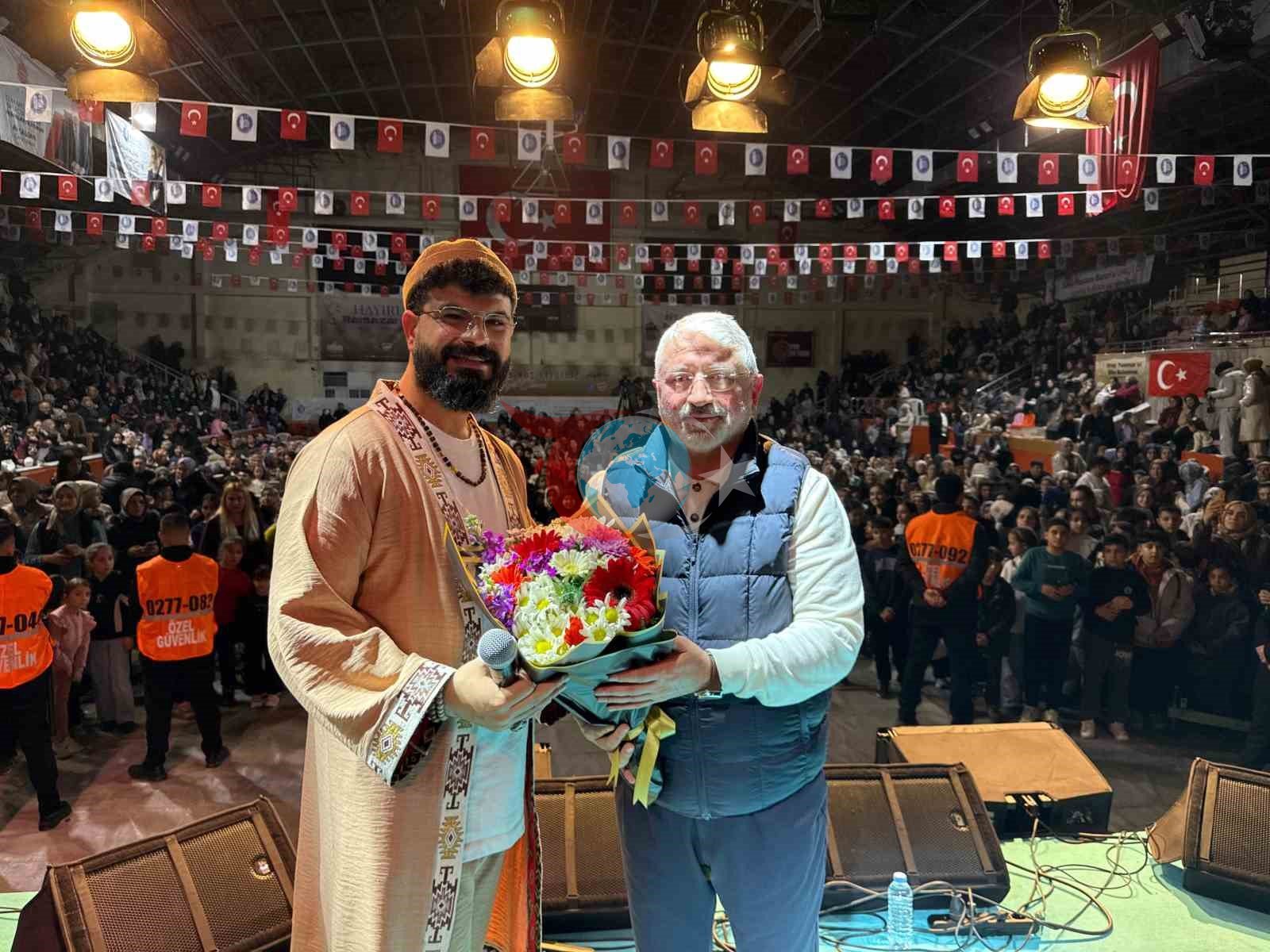 รorumโda binlerce kiลi ilahi ve ezgilerle golu gecede bir araya geldi