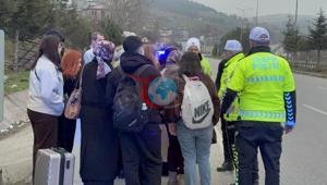 Tur minibüsü bariyerlere saplandı: 4 yaralı