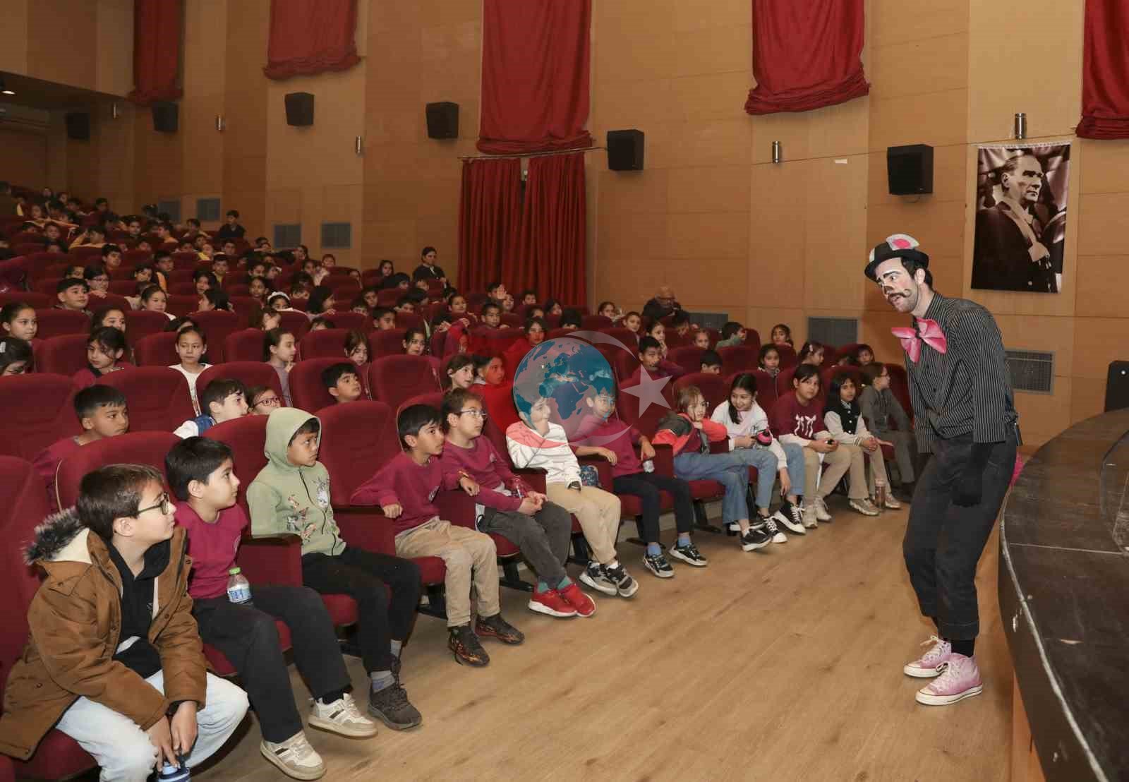 Mersin’de ‘Bisküvi Adam’ oyunu miniklerle buluştu