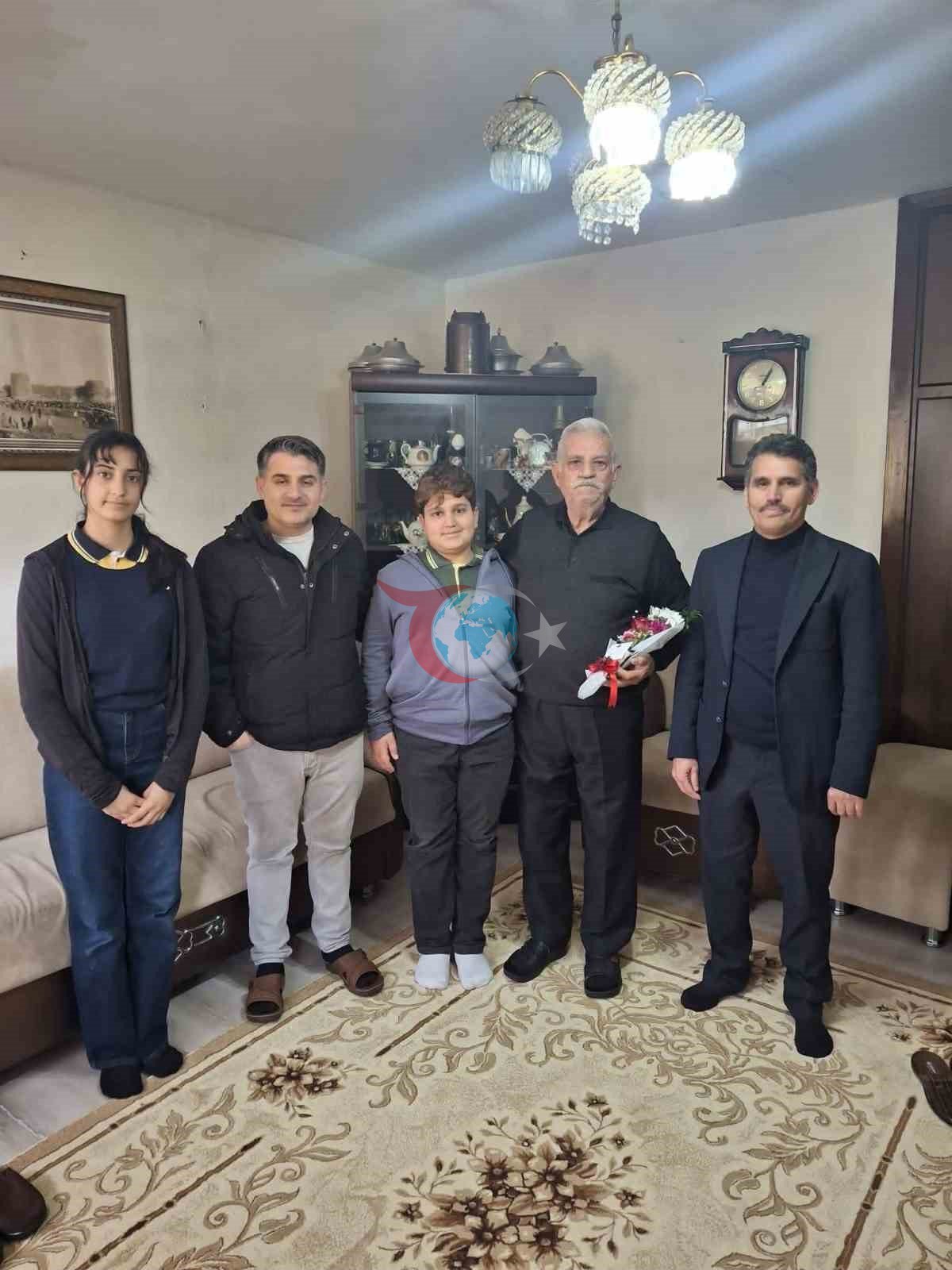 Diyarbakır&rsquo;da öğrenciler, emekli öğretmenleri unutmadı
