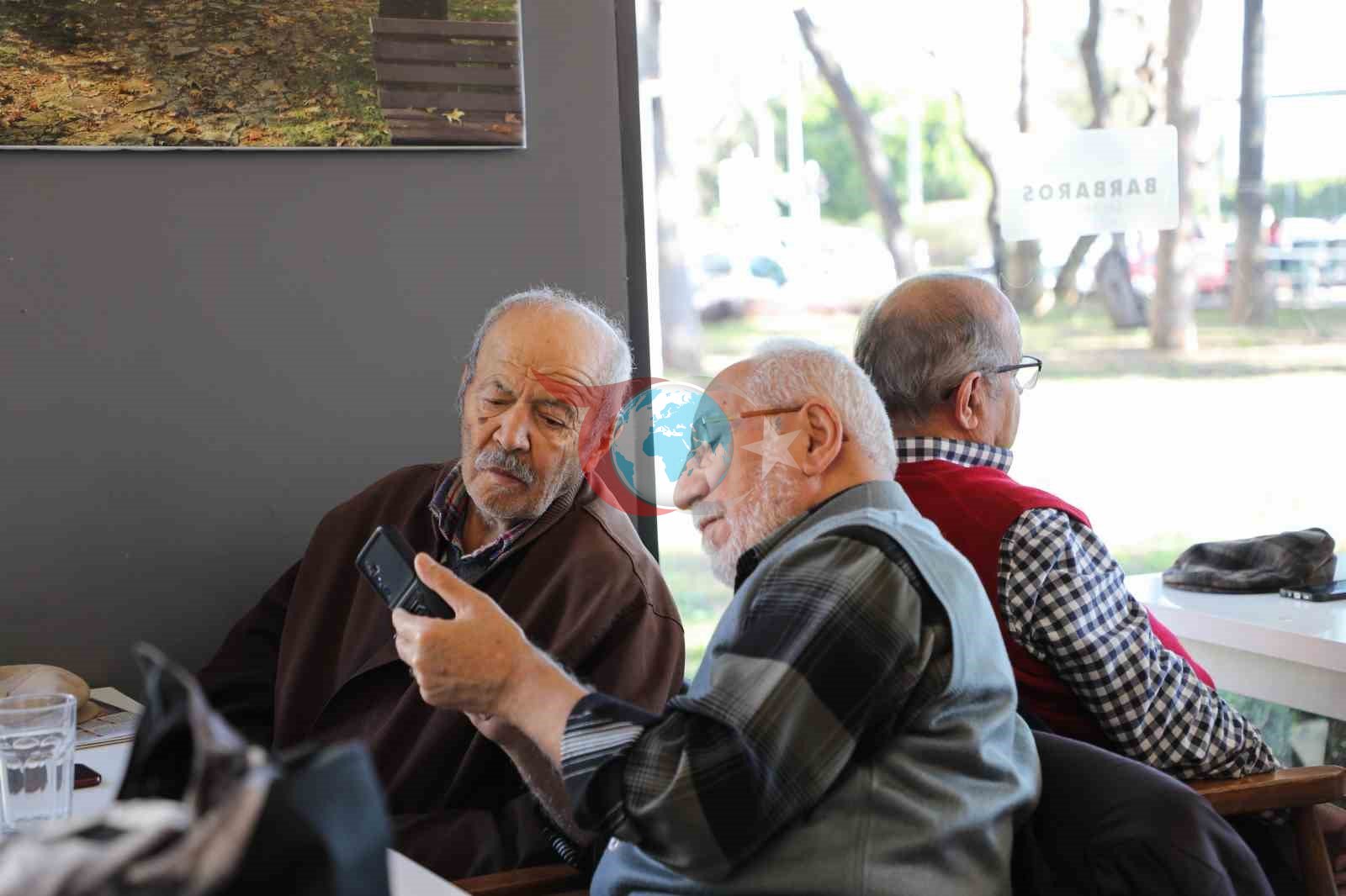 Antalya&rsquo;da 57 yıllık dostlar çay bahçesinde buluştular