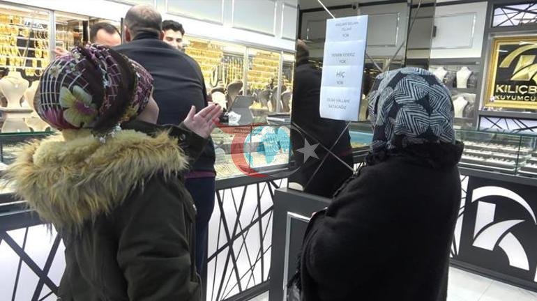 Altın almak için gittiler... Kuyumcuda yazıyı gören şaşkın: Vallahi, billahi yok