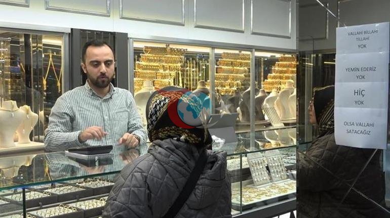 Altın almak için gittiler... Kuyumcuda yazıyı gören şaşkın: Vallahi, billahi yok