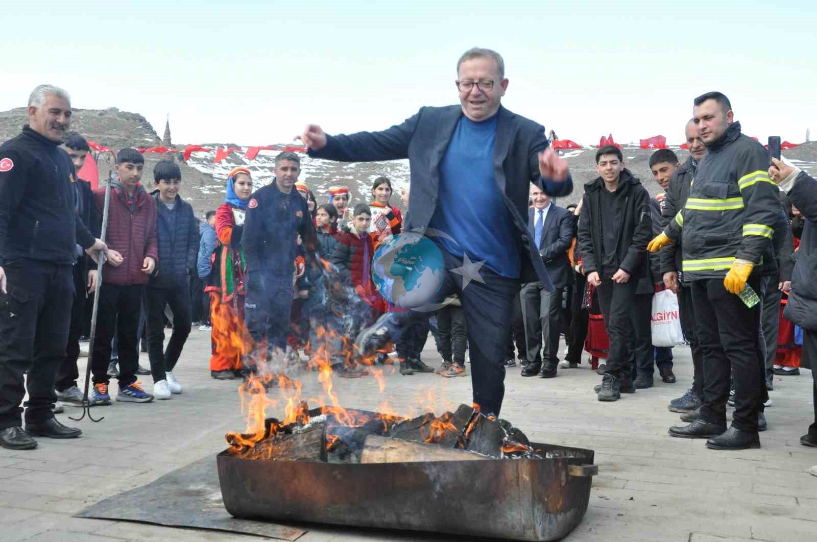 Kars’ta Nevruz coşkusu: Ateş yakıldı, halaylar çekildi