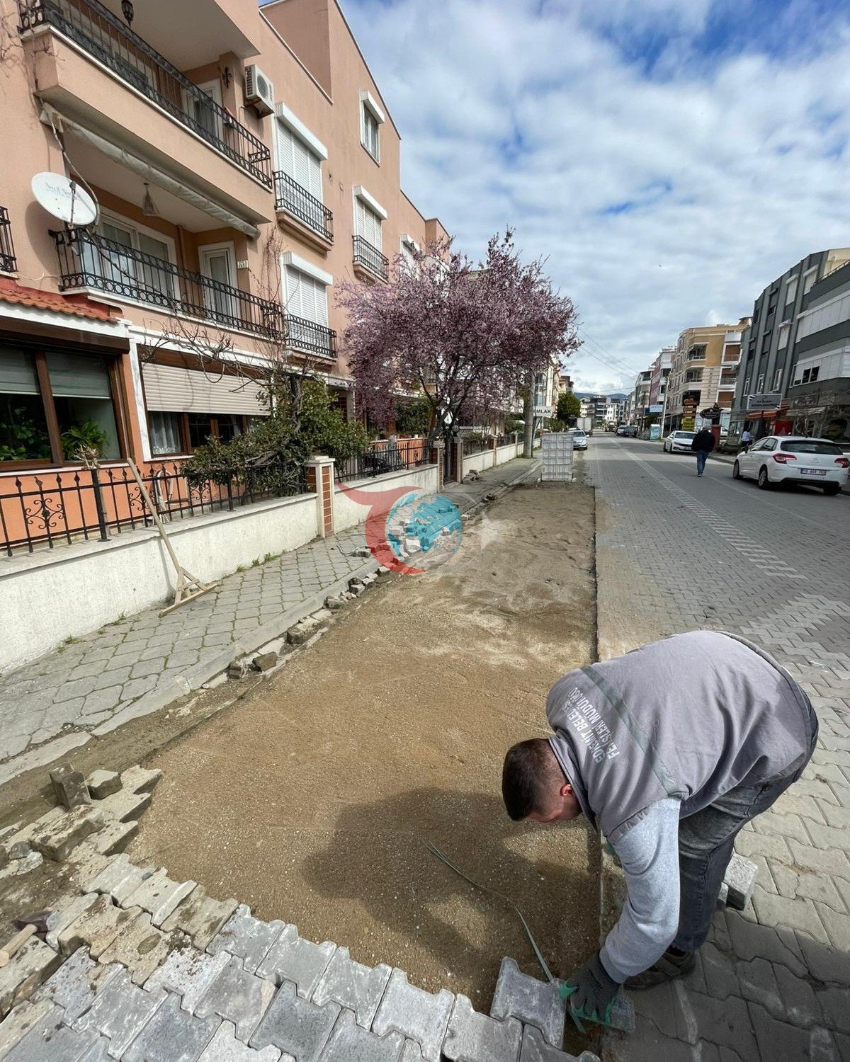 Edremit Belediyesi Altınkum’da ve Kadıköy’de yolları yeniliyor