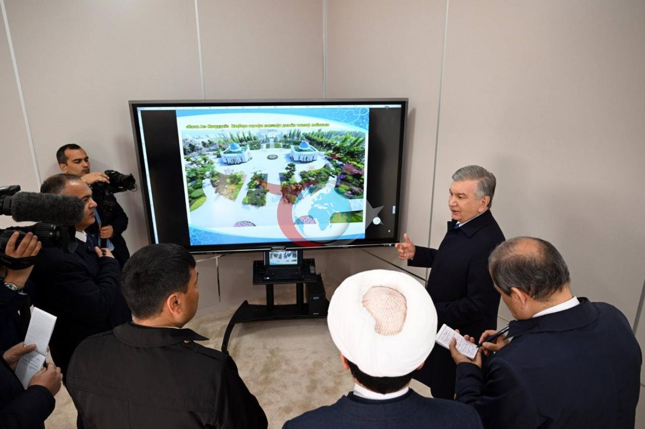 Cumhurbaşkanı Şavkat Mirziyoyev, Semerkant ziyaretinin ikinci gününde, büyük bir İslam aliminin mirasını yaşatmak amacıyla geniş çaplı yeniden yapılanma ve geliştirme çalışmalarının devam ettiği İmam Maturidi Külliyesi'ni ziyaret etti.