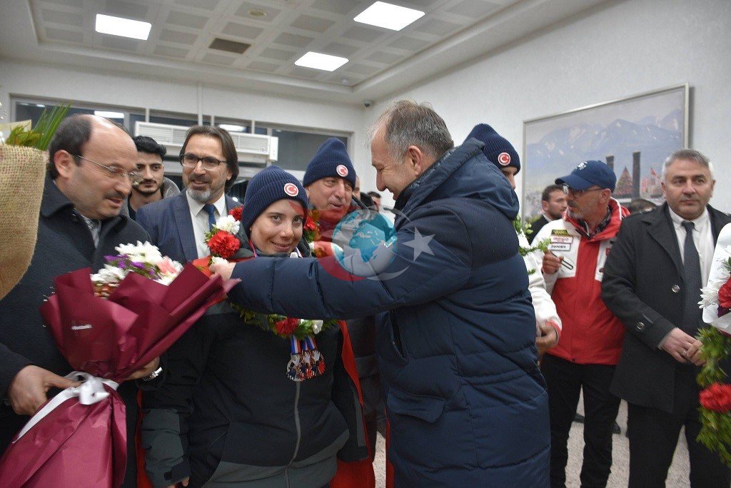 Erzurum'un Gurur İkizleri Fransa'dan Zaferle Döndü