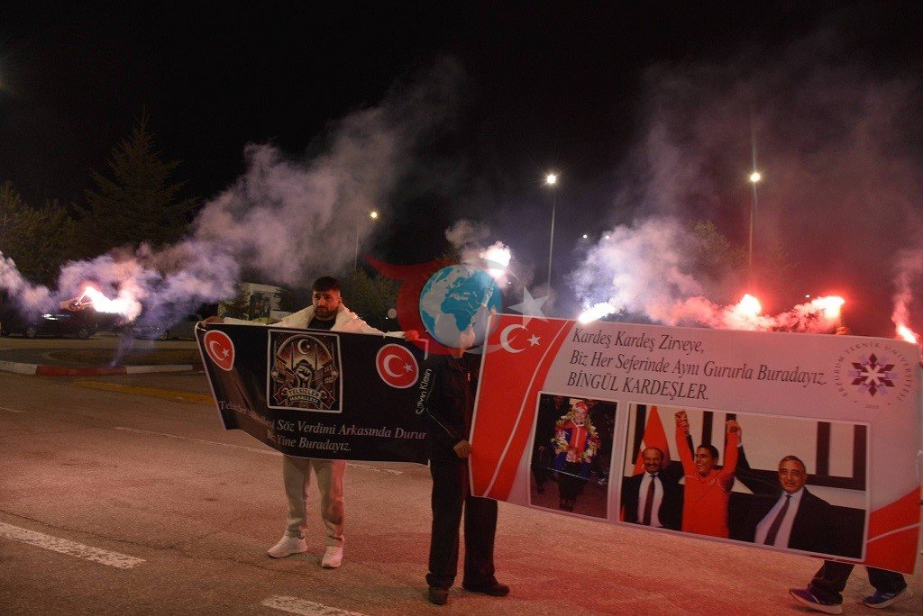 Meşaleler Dadaşların özel gururları için yandı