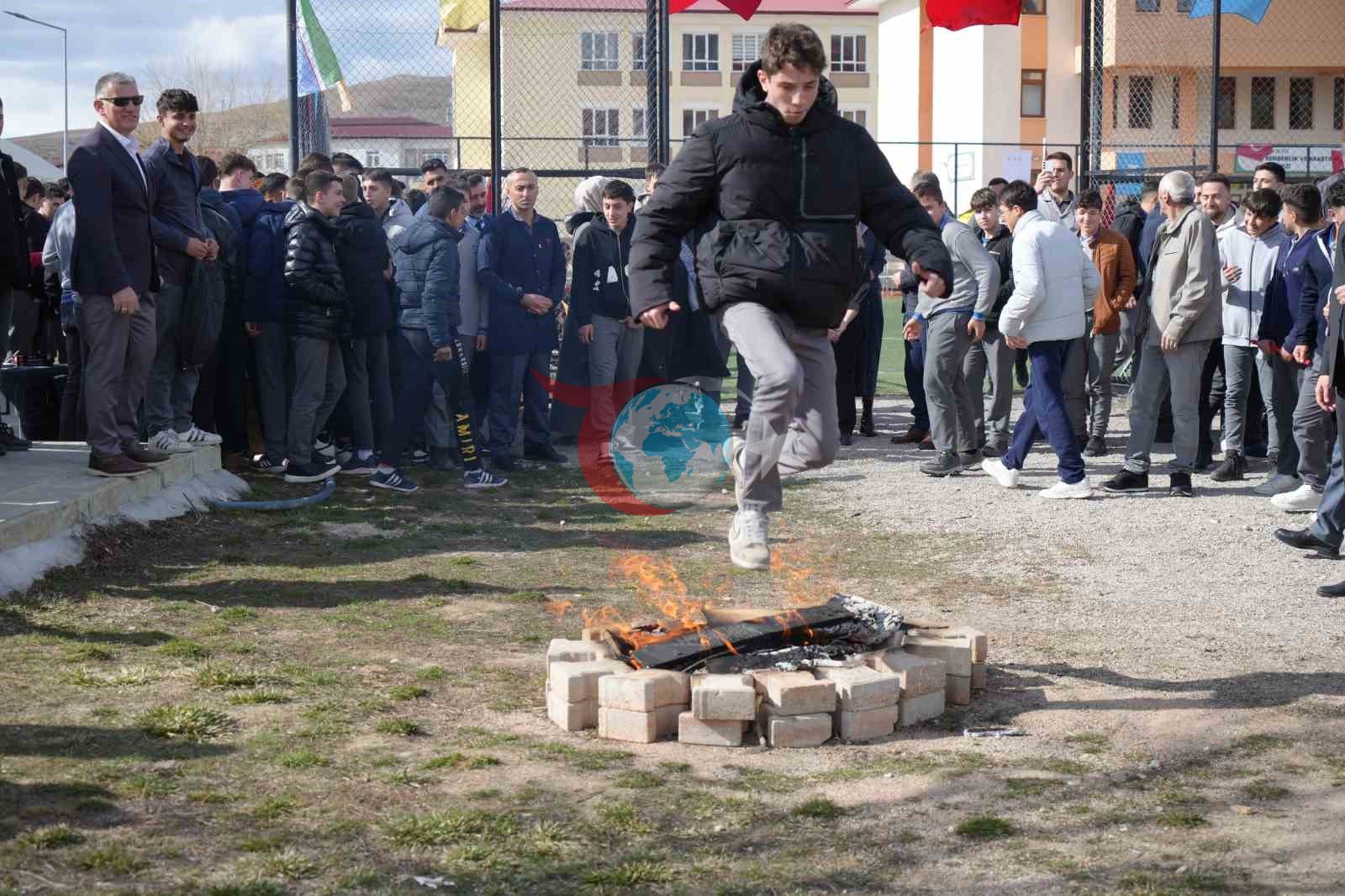 Bayburt’ta Nevruz coşkusu: Bayram ateşi yakıldı, örste demir dövüldü