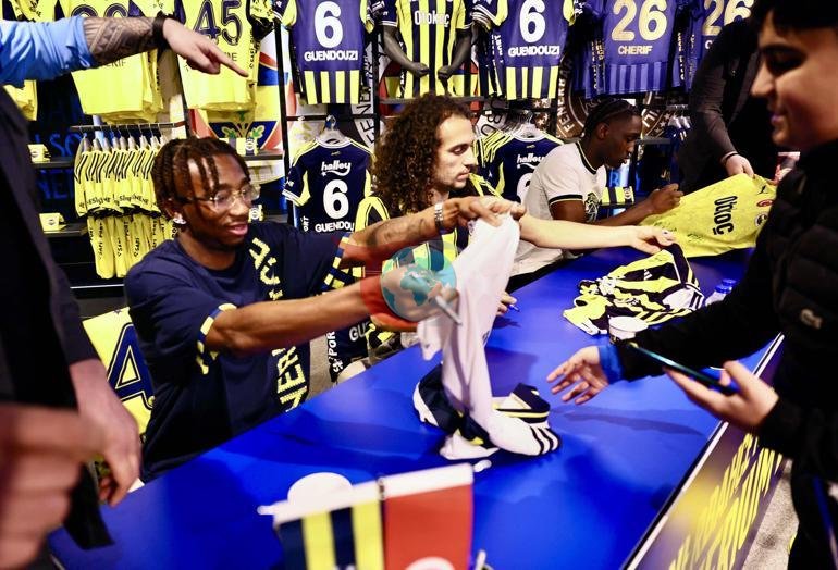 Guendouzi, Cherif ve Nene imza gününde taraftarlarla buluştu