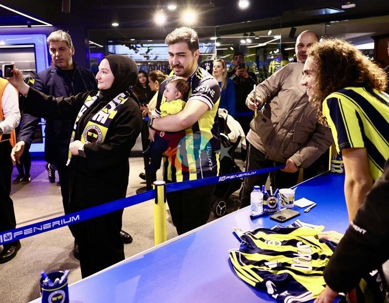 Guendouzi, Cherif ve Nene imza gününde taraftarlarla buluştu